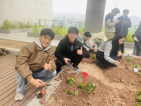 小孩们在吃东西AI 生成的内容可能不正确。